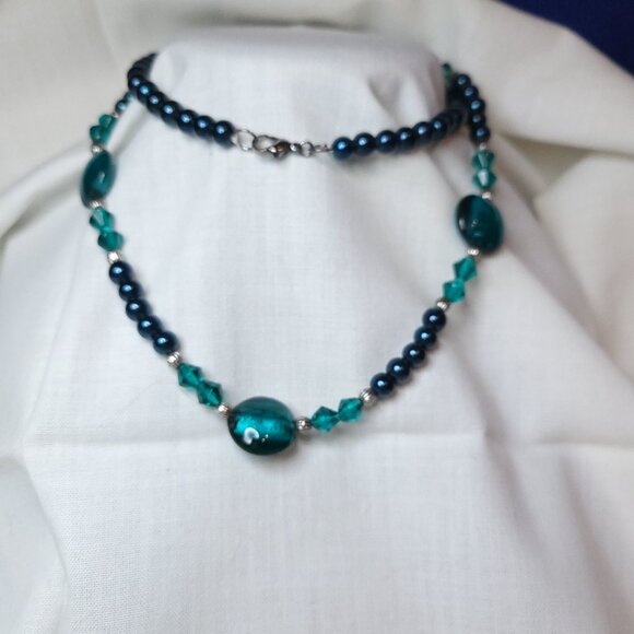 Beautiful Deep Green Necklace and Earrings - Picture 3 of 5